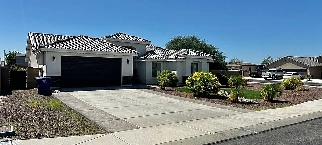4 bed, 2160 sqft, $2,500 — Photo 2