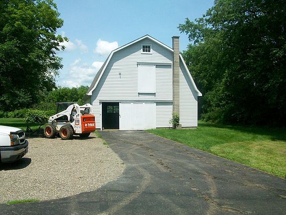 Great Barn! Upstairs could be converted to an apartment