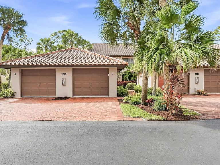 3219 Horse Carriage Way #3 — Photo 1
