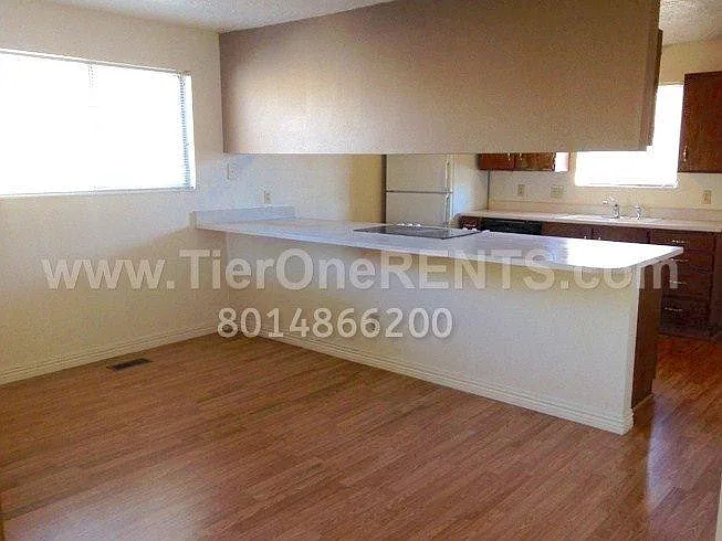 619 Angie Cir — Photo 3