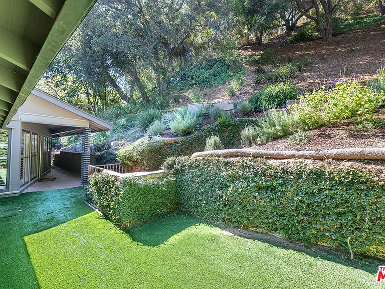 2559 Hutton Dr — Photo 18