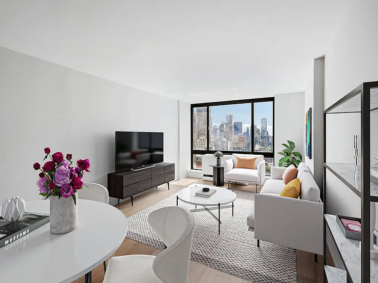 Columbus Cir #N20F — Photo 1