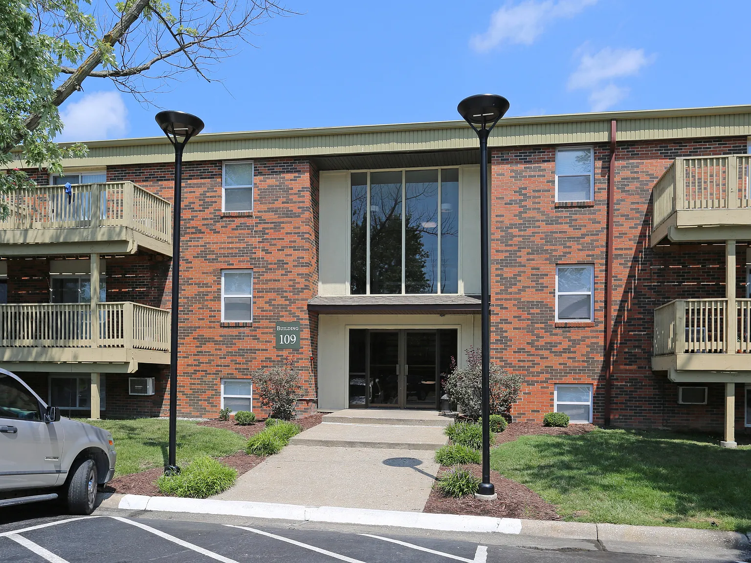 Ash Street Place Apartments — Photo 1