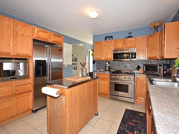 4th image of 24 Fieldstone Dr