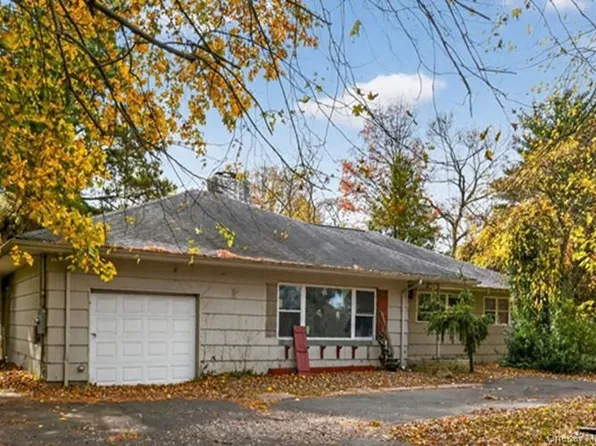 48 E Rogues Path, Huntington Station, NY 11746