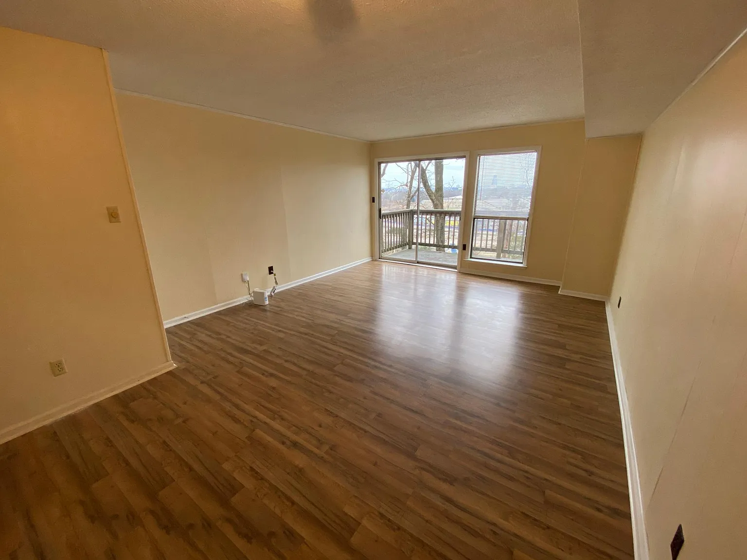 2 bed, 1.5 bath, 986 sqft, $910 — Photo 2