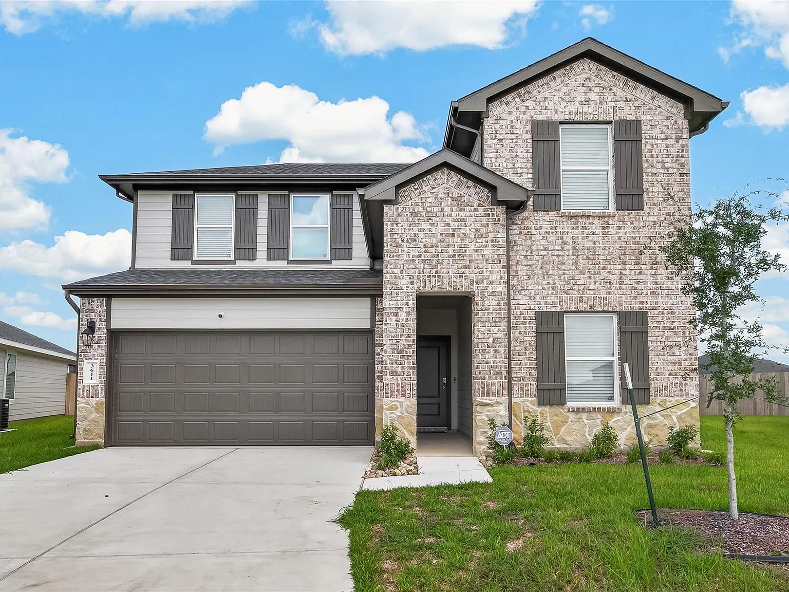 4 bed, 3.0 bath, 2251 sqft, $2,400 — Photo 1