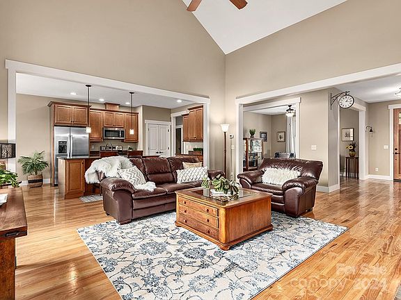4th image of 70 Skytop Farm Ln