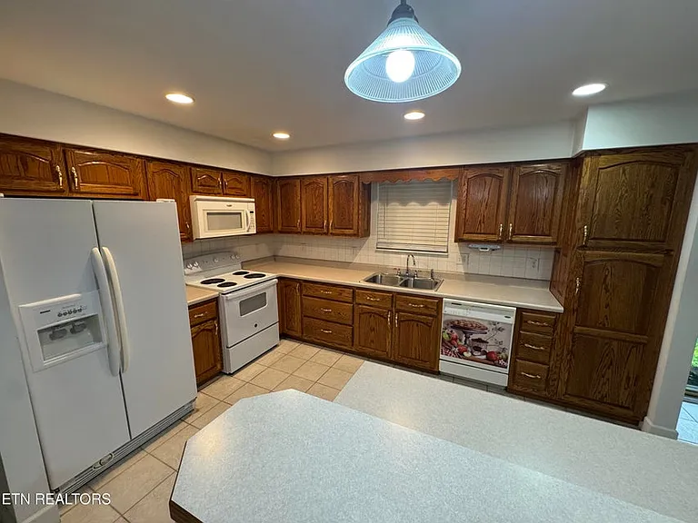715 Gloucester Ave — Photo 4