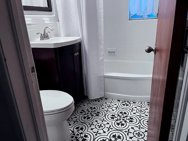 Full bath with tub/shower