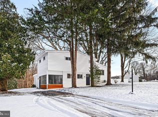 921 Flora Ln, Upper Chichester, PA 19061