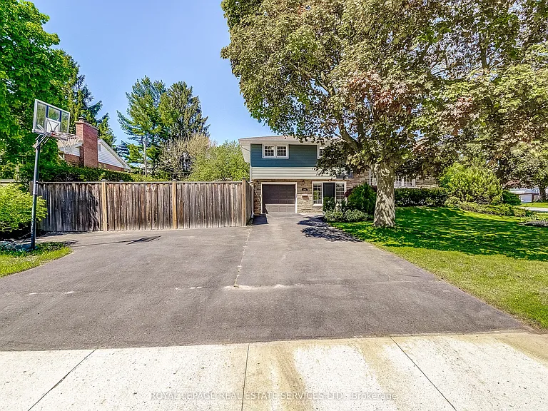 351 Strathcona Dr — Photo 4
