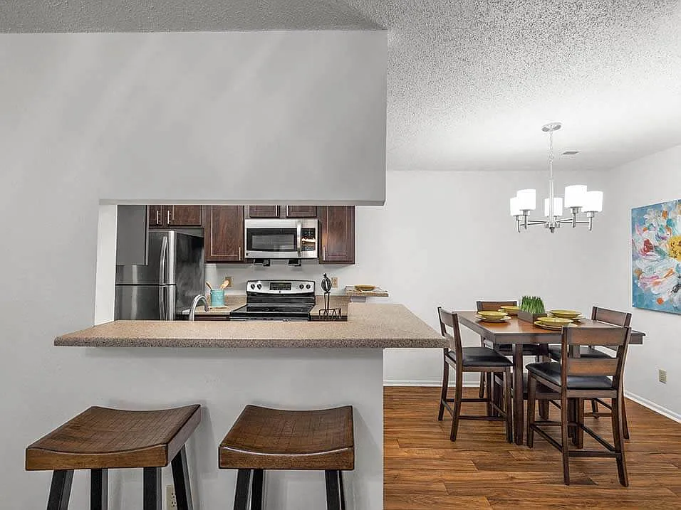 Crown Colony Apartments — Photo 3