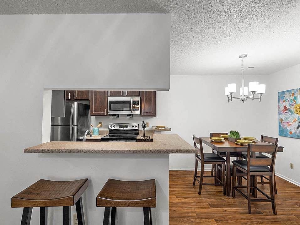 Breakfast Bar and Dining Area