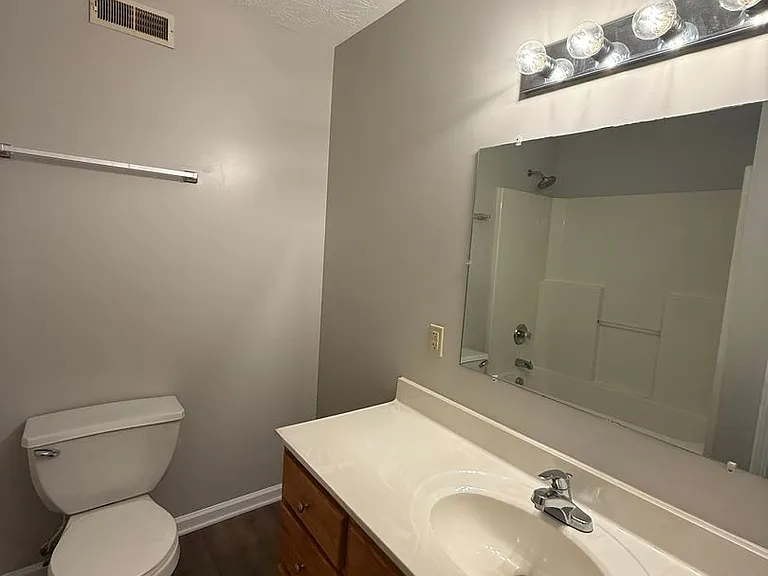 328 Ferguson St — Photo 20