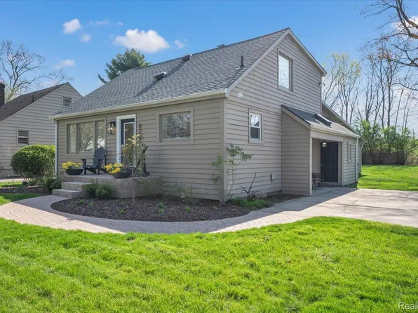 2155 Avondale St, Sylvan Lake, MI 48320