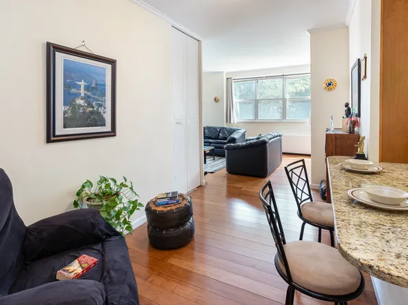 555 Kappock Street 2E image 2 of 19