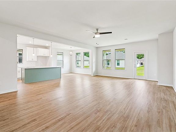 4th image of 929 Laurel Oaks Dr
