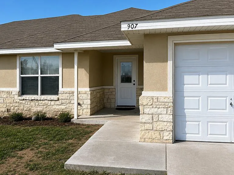 907 Copus Cir — Photo 1