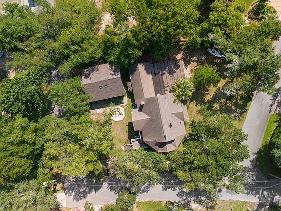 4th image of 710 Moore Cir