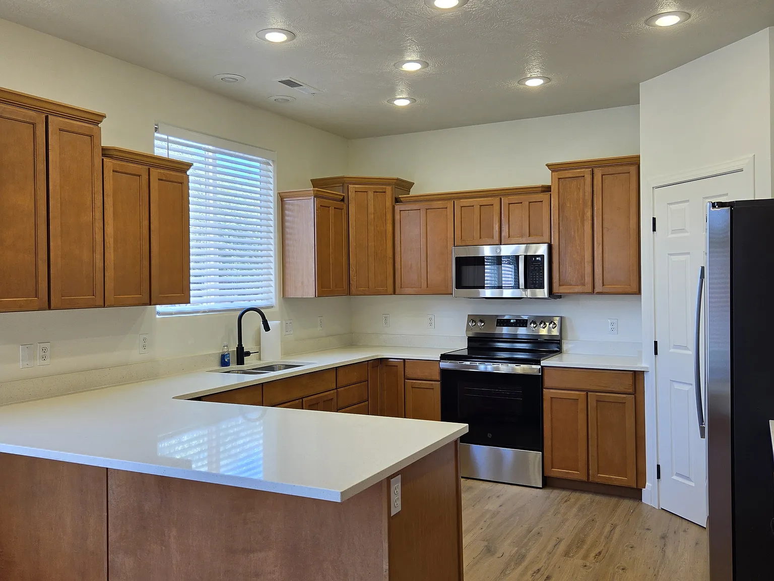 3 bed, 1700 sqft, $2,300 — Photo 2
