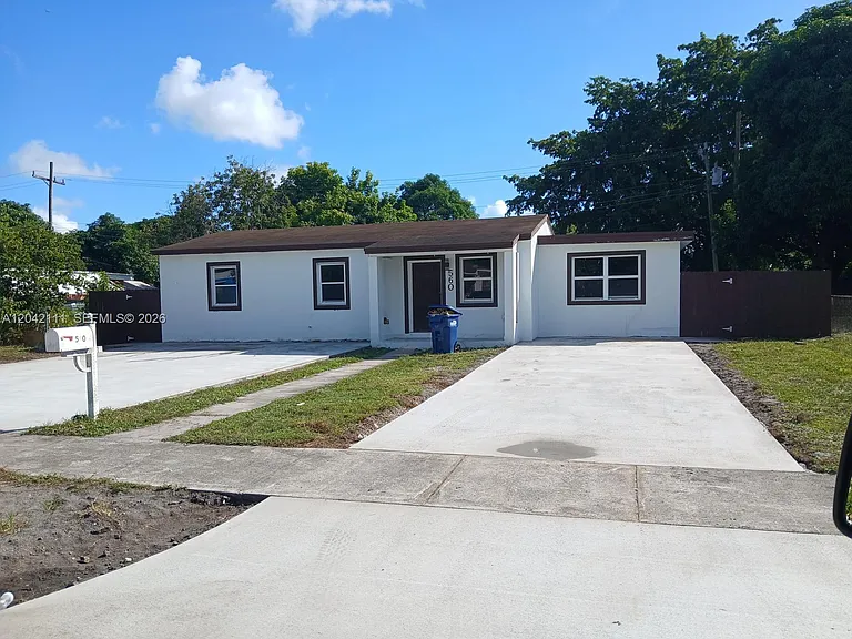 560 NW 188th St — Photo 4