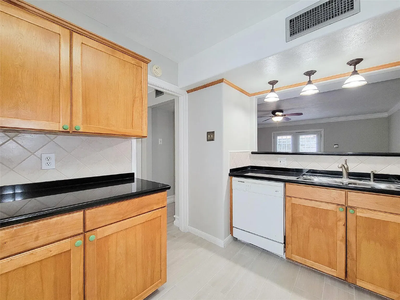 2 bed, 2.5 bath, 1394 sqft, $1,650 — Photo 4