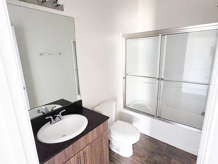 1601 Cortlandt St — Photo 7