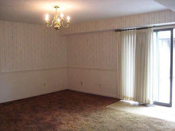 3rd image of 19 Knollwood Dr