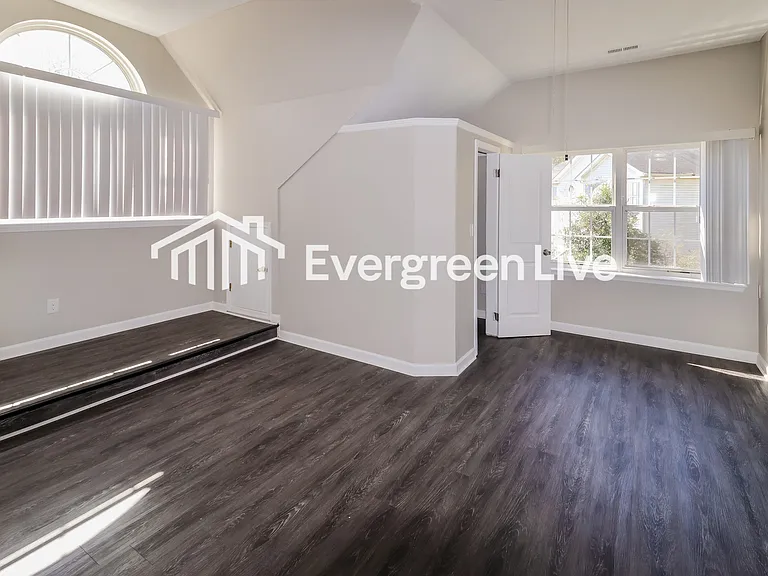 1204 Willow Creek Ct — Photo 10
