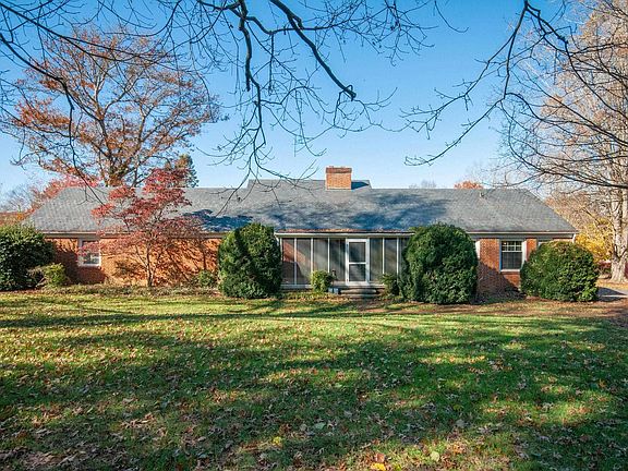4th image of 902 Bowyer Ln