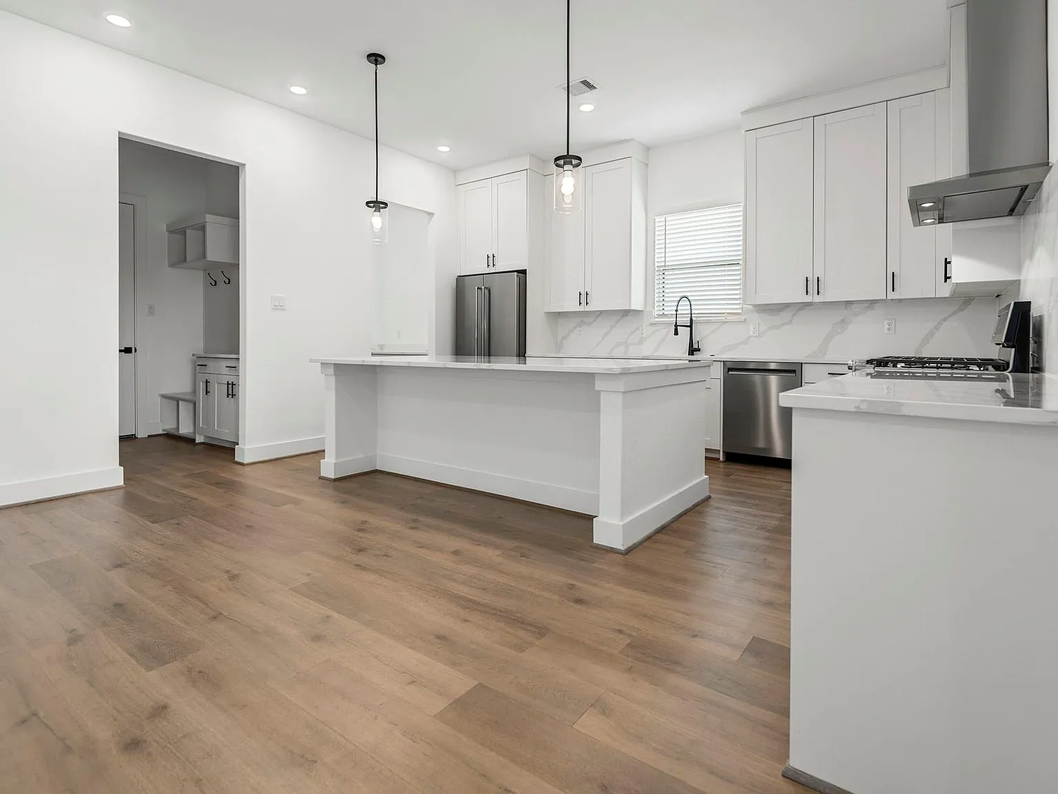 4 bed, 3.0 bath, 2504 sqft, $3,605 — Photo 4