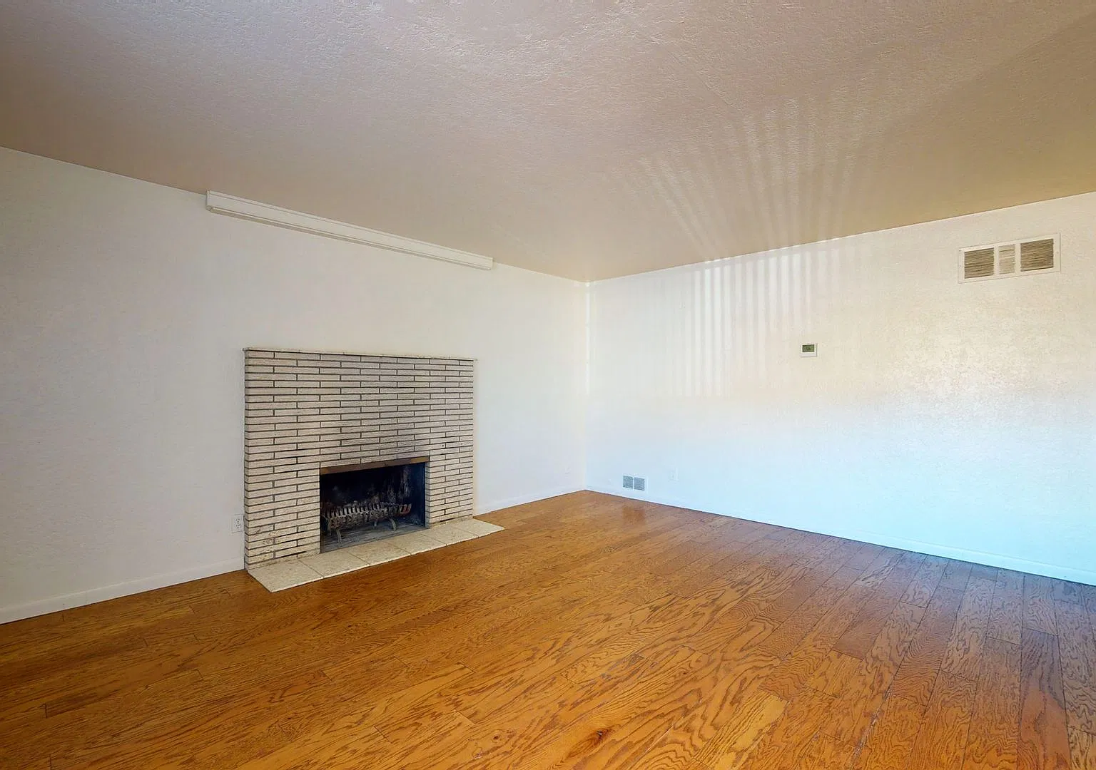 Uptown 3 Bedroom +Office 2 Bath With Garage — Photo 4