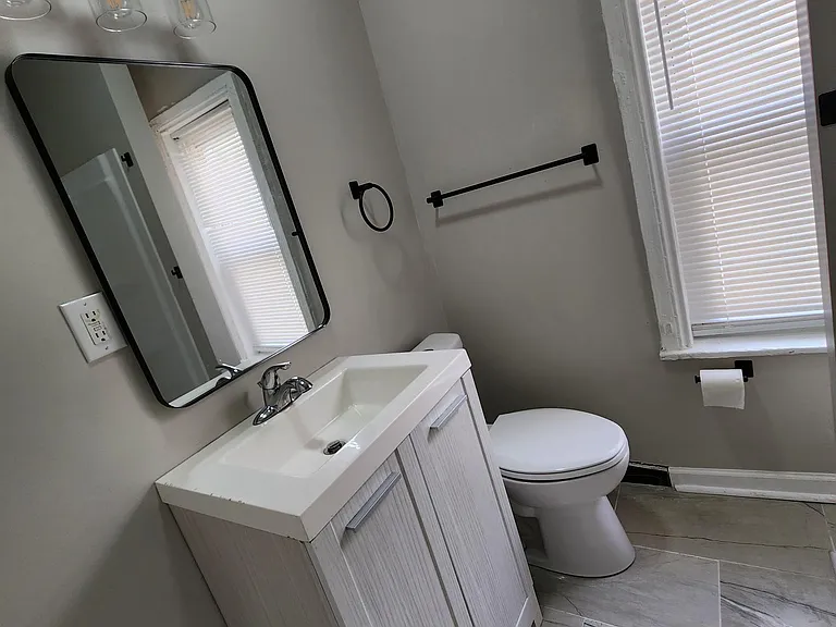 302 N Lombard St — Photo 8