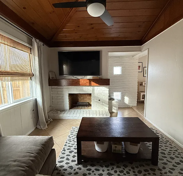 1015 E Citrus Way — Photo 7