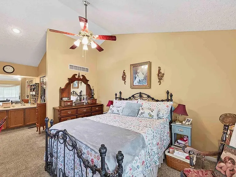 1894 E Bay Pointe Dr — Photo 4