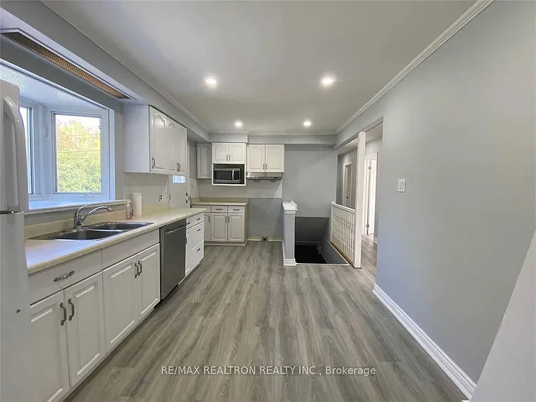 1 Sherwood Forest Dr — Photo 4