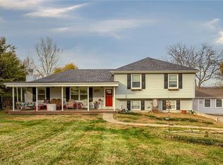 119 Hatchell Rd, Tonganoxie, KS 66086