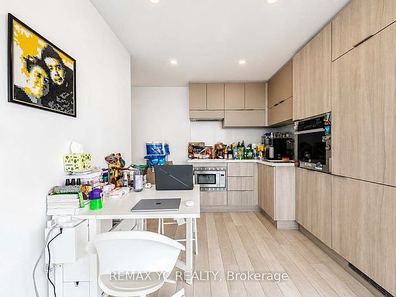 4th image of 39 Roehampton Ave #3708
