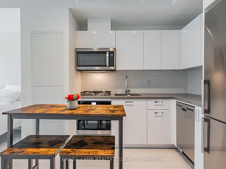 195 McCaul St #1005 — Photo 4