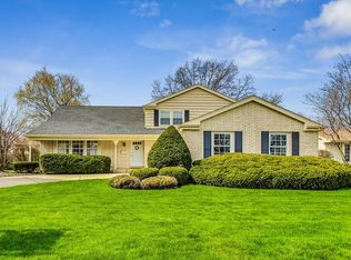 946 N Hedgewood Dr, Palatine, IL 60074