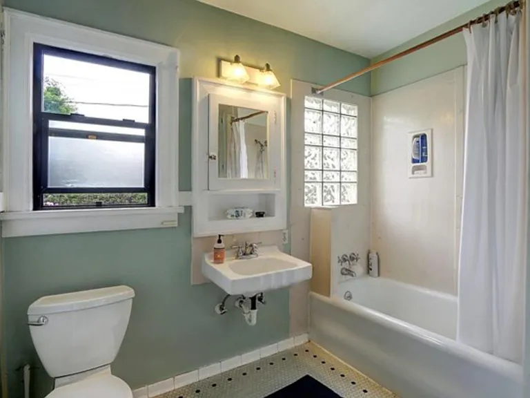 2812 Montlake Blvd E — Photo 4