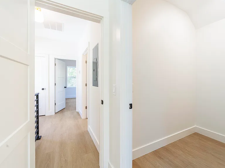 962 Alexander St — Photo 22
