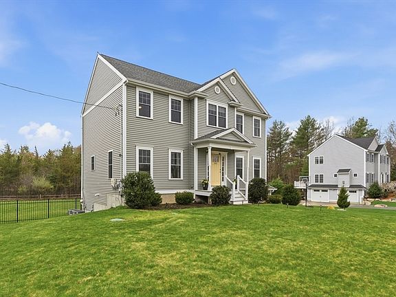 3rd image of 925 Pleasant St