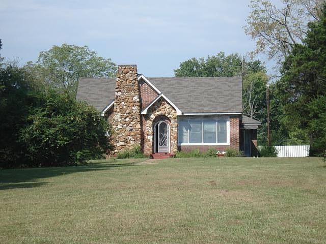 2nd image of 915 Moss Hill Dr