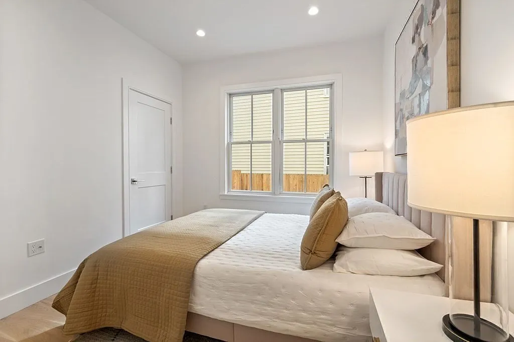 2 bed, 1065 sqft, $3,700 — Photo 2