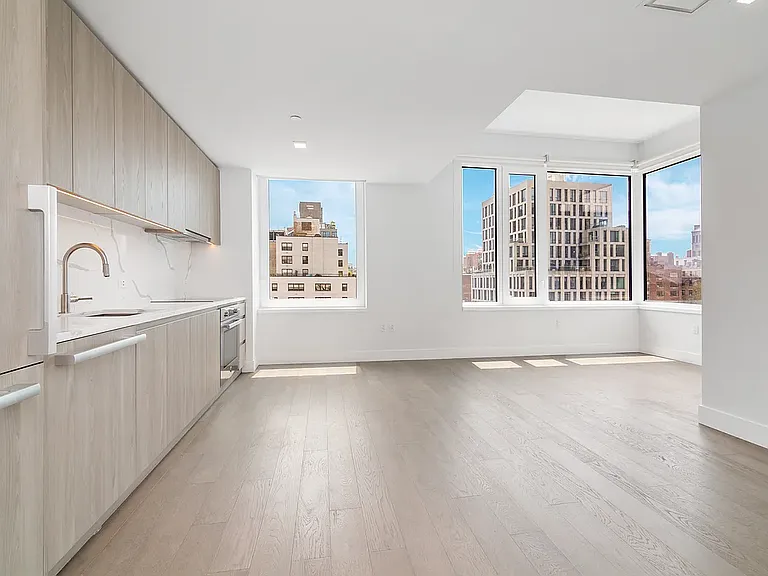 200 E 23rd St #15G — Photo 8