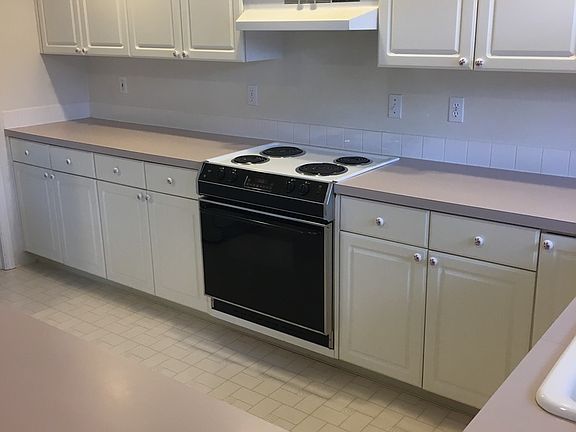 5th image of 713 SE 127th Ct