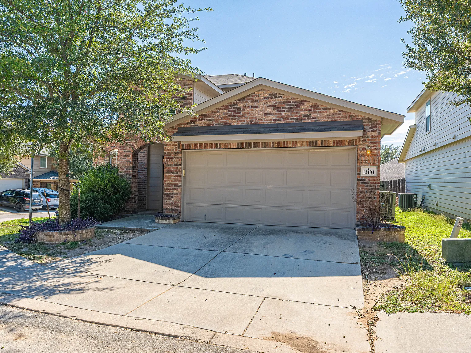 4 bed, 2.5 bath, 1964 sqft, $1,995 — Photo 1