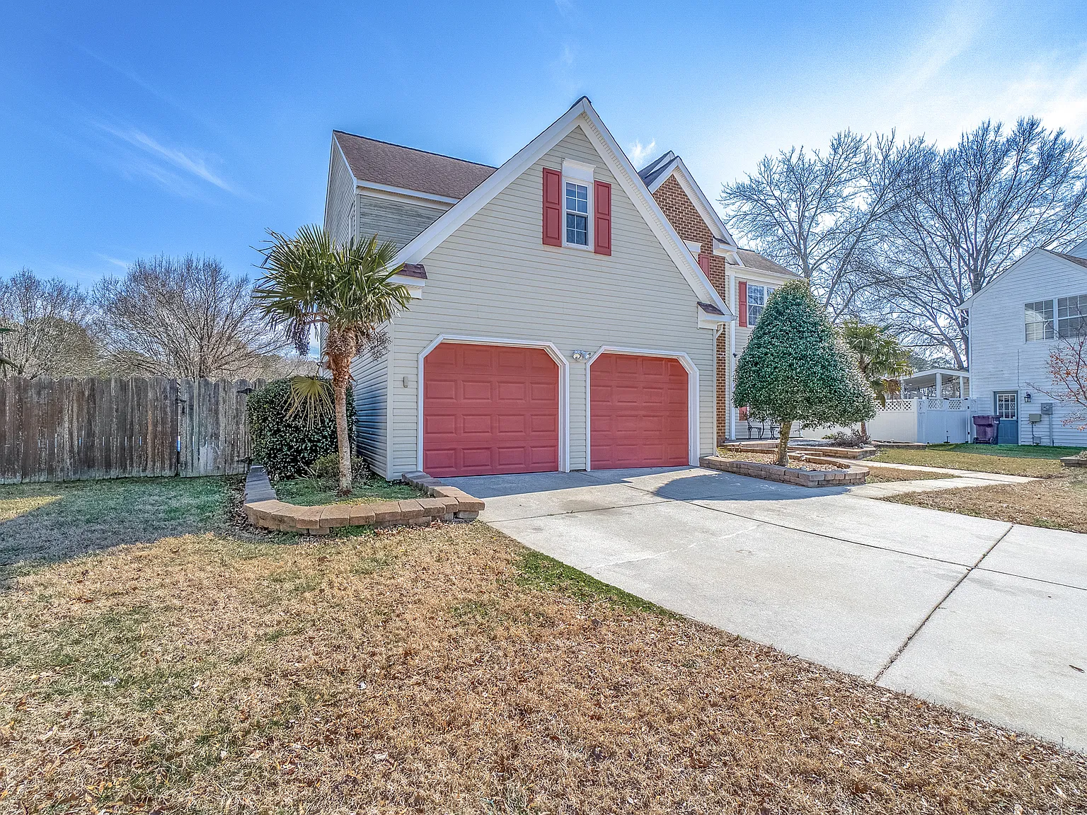 4 bed, 2.5 bath, 2500 sqft, $3,200 — Photo 4